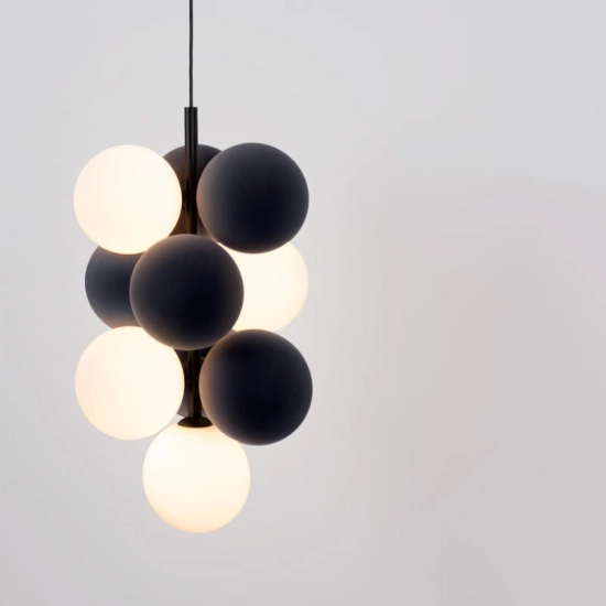 Designerska lampa wisząca przypominająca kiść winogrona