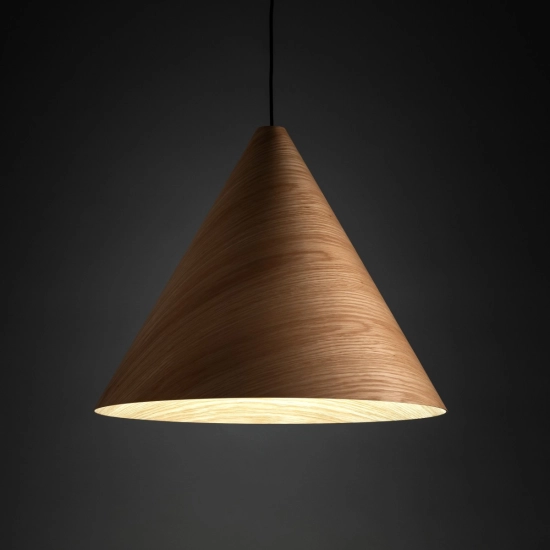 Lampa wisząca z jasnego drewna do sypialni, stożek, boho