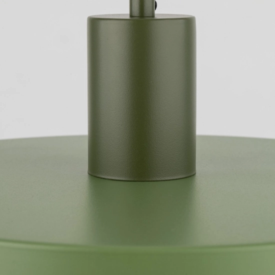 Lampa wisząca w kolorze zielonym z odsłoniętą żarówką