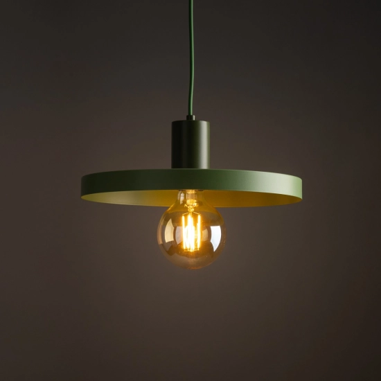 Lampa wisząca w kolorze zielonym z odsłoniętą żarówką