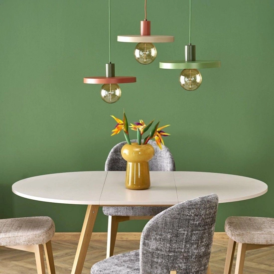 Lampa wisząca w kolorze zielonym z odsłoniętą żarówką