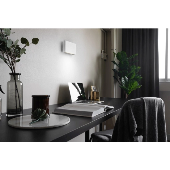 Dwukierunkowa, biała, minimalistyczna lampa ścienna ze światłem LED