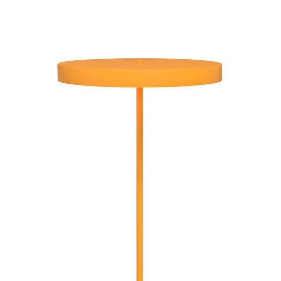Lampa podłogowa w kolorze pomarańczowym do nowoczesnego salonu