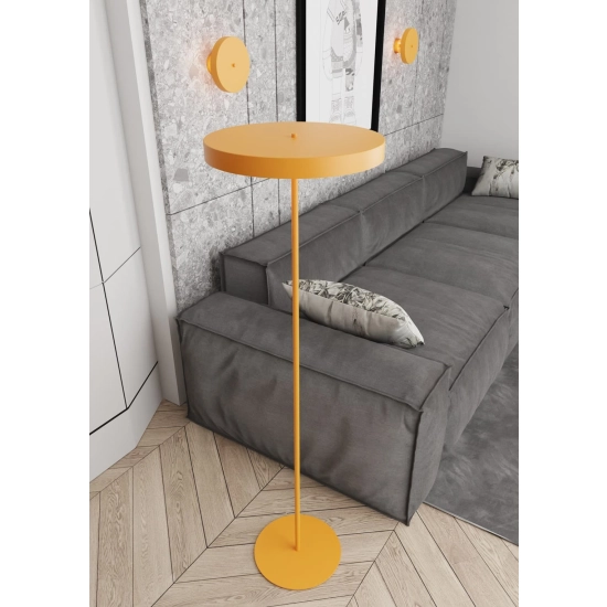 Lampa podłogowa w kolorze pomarańczowym do nowoczesnego salonu