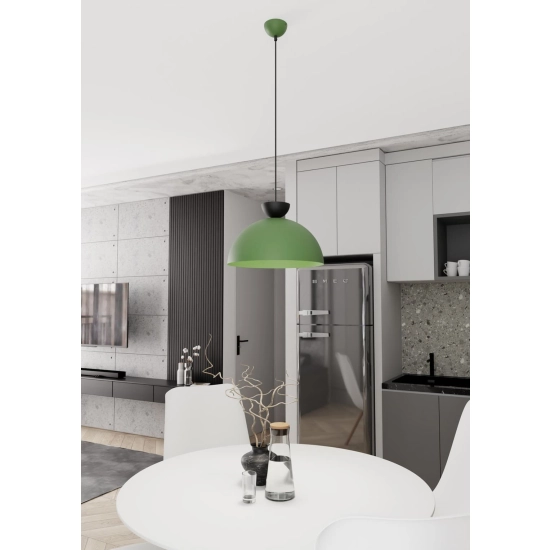 Zielona lampa wisząca z czarnym detalem do salonu