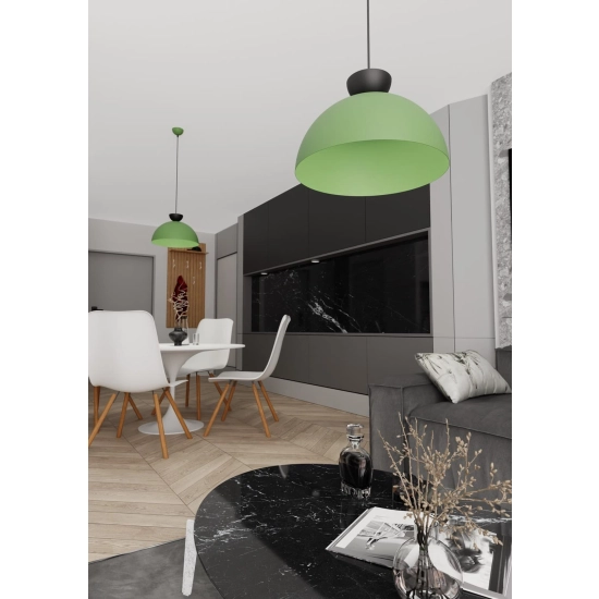 Zielona lampa wisząca z czarnym detalem do salonu
