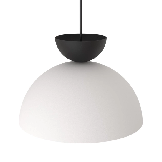 Biała lampa wisząca z czarnym detalem, półkulista oprawa