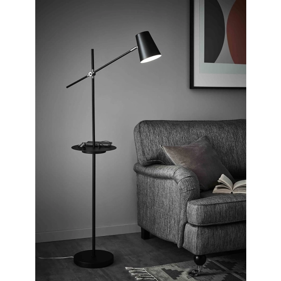 Nowoczesna, minimalistyczna lampa podłogowa z półką i gniazdem USB