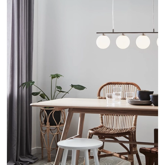 Modernistyczna lampa wisząca z białymi kloszami, idealna nad stół
