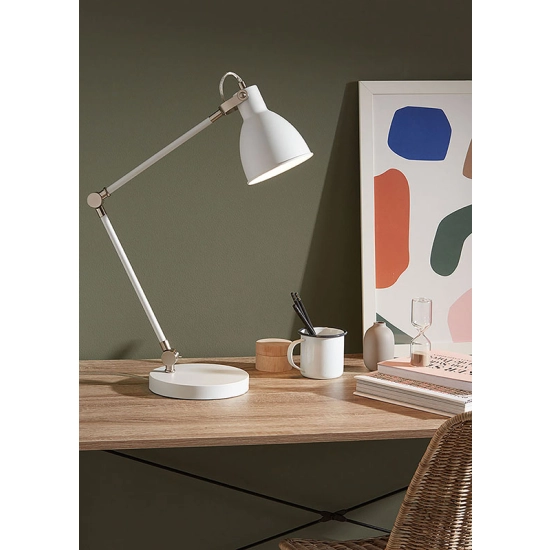 Biała lampka biurkowa z regulowanym ramieniem, idealna dla ucznia