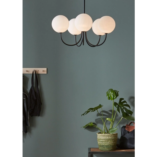 Nowoczesny, pięcioramienny żyrandol z białymi, okrągłymi kloszami