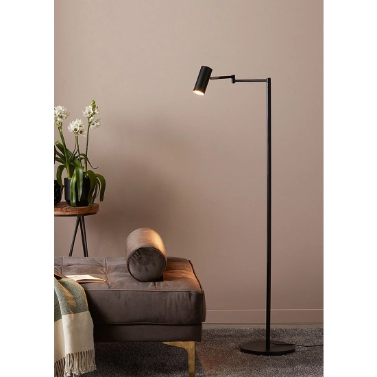 Minimalistyczna, czarna lampa podłogowa z ruchomym ramieniem