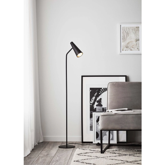 Minimalistyczna, czarna lampa podłogowa z wąskim kloszem, do salonu