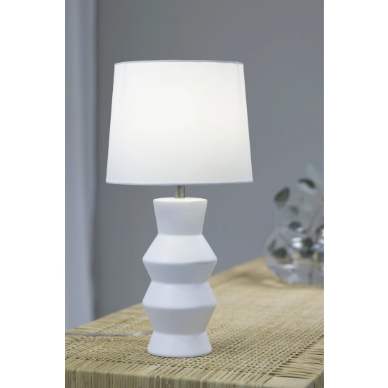 Stylowa, biała lampka stołowa do salonu w stylu skandynawskim