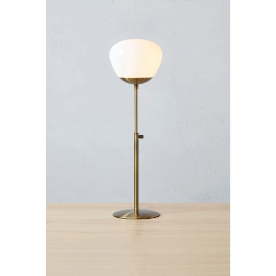 Elegancka lampka stołowa z mlecznym kloszem o ozdobnym kształcie