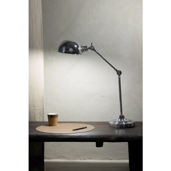 Efektowna, chromowana lampka biurkowa do stylowego biura