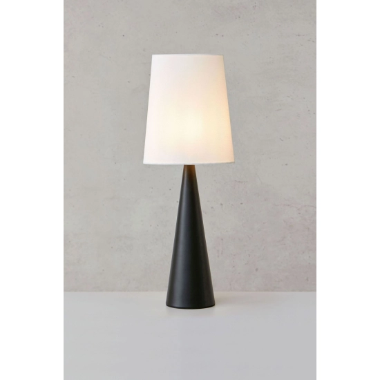 Wysoka, nowoczesna lampka stołowa idealna na szafkę nocną w sypialni
