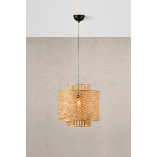 Pojedyncza lampa wisząca z naturalnym, plecionym abażurem w stylu boho