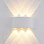 Designerski, biały kinkiet zewnętrzny LED, oświetlenie elewacji