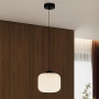 Biało-czarna, pojedyncza lampa wisząca z kloszem do jadalni