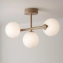 Lampa sufitowa z beżową armaturą i mlecznymi kloszami