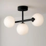 Czarna lampa sufitowa z trzema mlecznymi kloszami