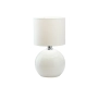 Elegancka, szklana lampka nocna z białym abażurem, idealna do sypialni