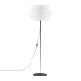 Klasyczna lampa podłogowa z szerokim, białym abażurem, do salonu
