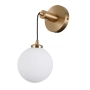 Lampa ścienna z okrągłym, białym kloszem w stylu modern glamour